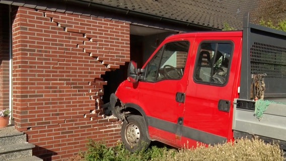 Ein Pritschenwagen an einer zerstörten Hauswand in Bramsche, nachdem er dagegen gefahren worden ist. © Nord-West-Media TV 
