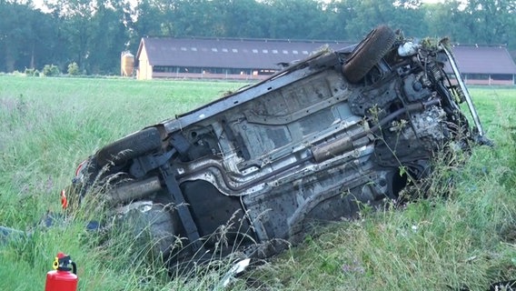 Ein Auto liegt auf der Seite nach einem Unfall in Bramsche. © Nord-West-Media TV 