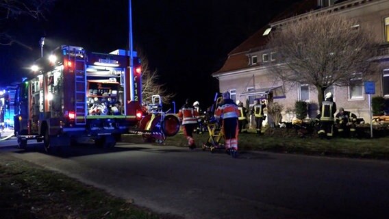 Mitarbeiter von der Feuerwehr bei einem Einsatz vor einem Therapiezentrum in Klausheide. © NonstopNews 