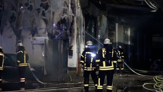 Feuerwehrleute löschen eine Lagerhalle in Fürstenau (Landkreis Osnabück). © Nord-West-Media TV 