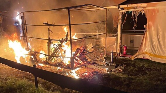 Ein Schützenzelt steht in Flammen. © Ortsfeuerwehr Gildehaus 