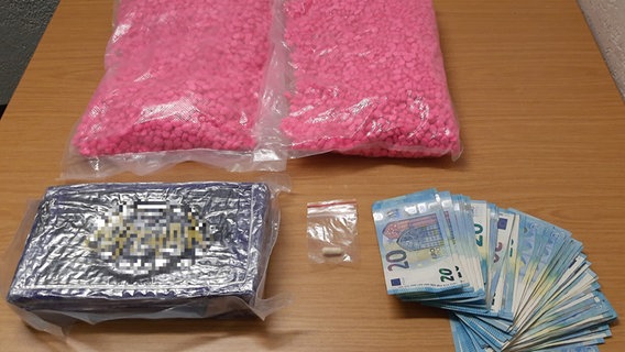 Von der Bundespolizei beschlagnahmt: rund 1,2 Kilo Kokain, etwa 4 Kilo Ecstasy-Tabletten, eine Kapsel und 1.000 Euro Bargeld. © Bundespolizei 