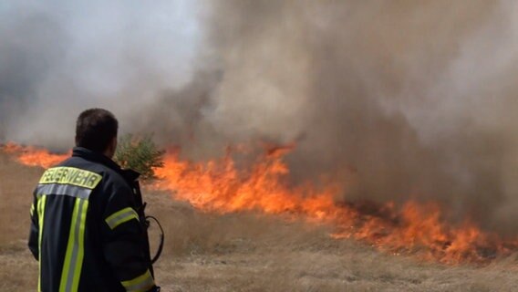 Einsatzkräfte der Feuerwehr löschen einen Brand. © Nord-West-Media-TV 
