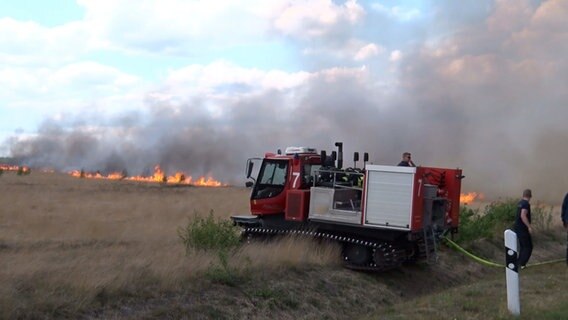 Einsatzkräfte der Feuerwehr löschen einen Brand. © Nord-West-Media-TV 