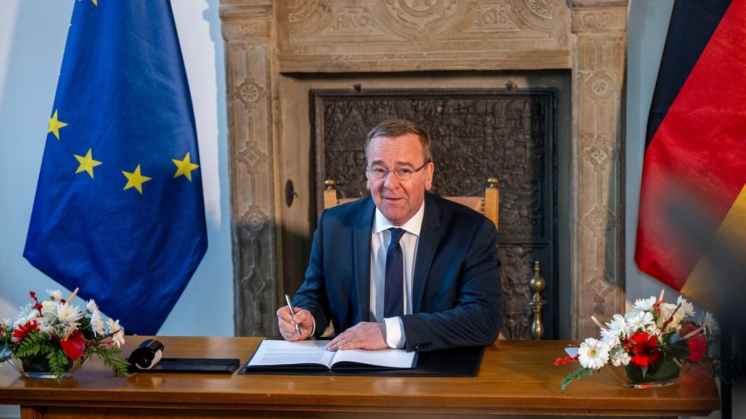 Verteidigungsminister Boris Pistorius (SPD) unterzeichnet im Historischen Rathaus den Osnabrücker Erlass. 