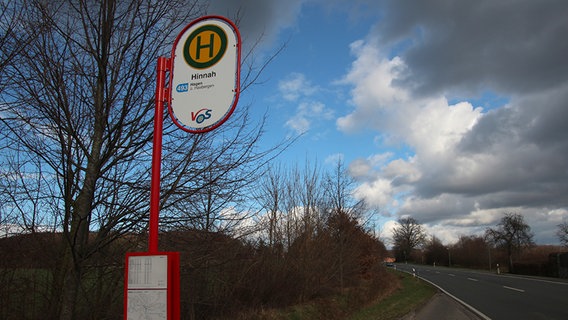 Das Schild einer Bushaltestelle mit der Aufschrift "Hinnah". © NDR Foto: Claus Halstrup