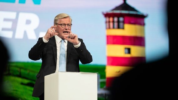 Bernd Althusmann, Spitzenkandidat und CDU-Landesvorsitzender, steht beim Landesparteitag der CDU Niedersachsen nach seiner Rede auf dem Podium. © Friso Gentsch/dpa Foto: Friso Gentsch