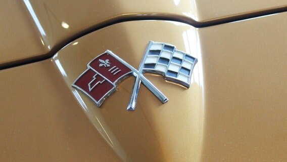 Das Logo der Chevrolet Corvette. © NDR Foto: Jörg Holzapfel