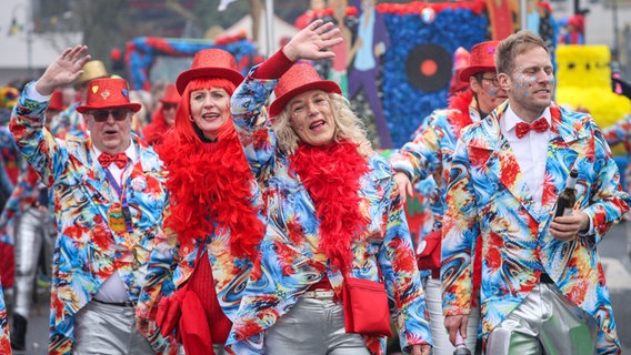Karnevalisten nehmen an einem Karnevalsumzug in Damme teil. © dpa Foto: Focke Strangmann