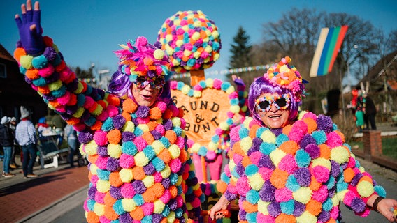 Kostümierte feiern beim Karneval. © NDR Foto: Julius Matuschik