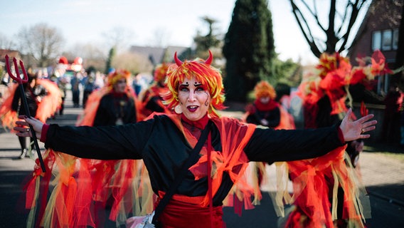 Kostümierte feiern beim Karneval in Damme. © NDR Foto: Julius Matuschik