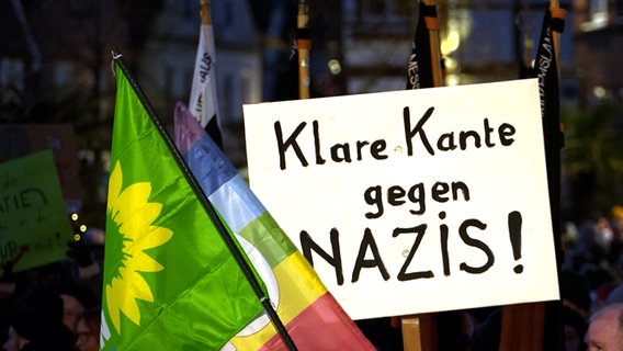 Bei einer Demo in Lingen hält ein Mensch ein Plakat mit der Aufschrift: "Klare Kante gegen Nazis". © TV7news 