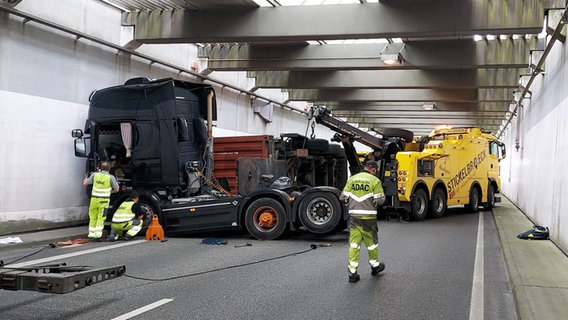 Ein Lkw nach einem Unfall in einem Tunnel der A33 bei Dissen © Nord-West-Media TV 