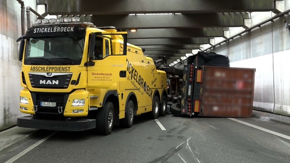 Ein Lkw nach einem Unfall in einem Tunnel der A33 bei Dissen © Nord-West-Media TV 