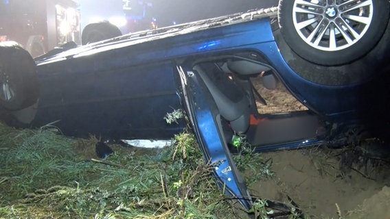 Ein Auto liegt nach einem Unfall in Dörpen auf dem Dach © Nord-West-Media TV 