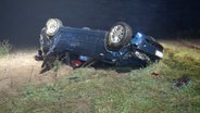 Ein Auto liegt nach einem Unfall in Dörpen auf dem Dach © Nord-West-Media TV 