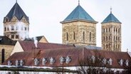 Die Türme des Osnabrücker Dom sind bei trübem Wetter zu sehen. © dpa-Bildfunk Foto: Moritz Frankenberg