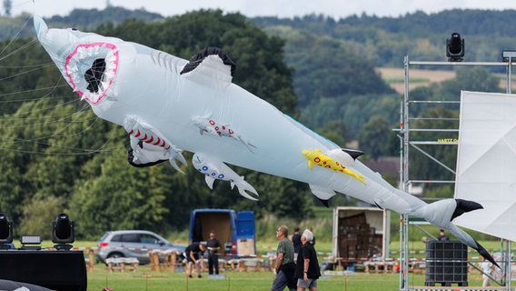 großer Drachen in Form eines Hais beim Drachenfest in Melle 2023 © dpa Bildfunk Foto: Friso Gentsch