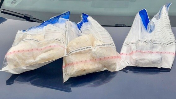 Drei Plastiktüten mit beschlagnahmten Drogen liegen auf einer Motorhaube. © Bundespolizei 