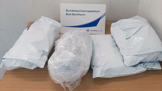 Das Bild zeigt Drogen, die von der Polizei in Bad Bentheim sichergestellt wurden. © Polizei Bad Bentheim 