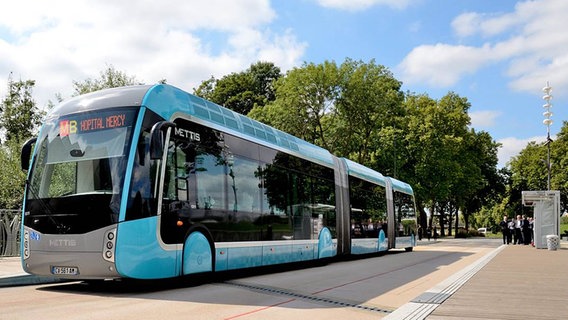Ein Elektro-Bus im Einsatz. Ein Elektro-Bus im Einsatz. © NDR Foto: Claus Halstrup