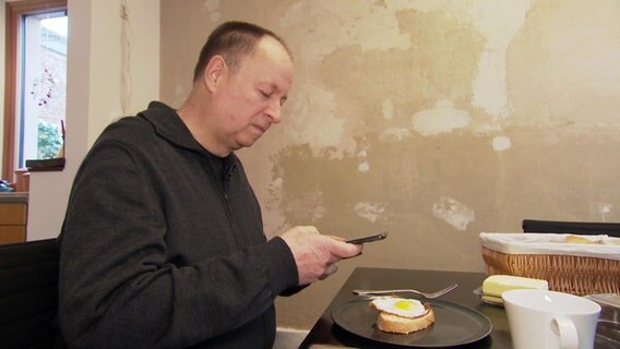 Manfred Heinze aus Osnabrück fotografiert ein Eibrot. © NDR 