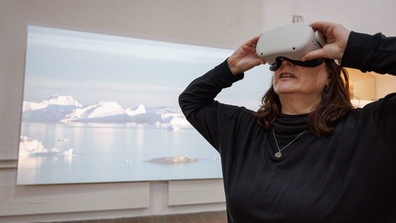 Osnabrück: Eine Frau steht mit einer VR-Brille in der Installation "Ice-Time 360°" der Künstlerin Clea T. Waite. © dpa-Bildfunk Foto: Friso Gentsch