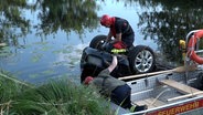 Rettungskräfte bergen ein Auto aus dem Wasser. © NonstopNews 