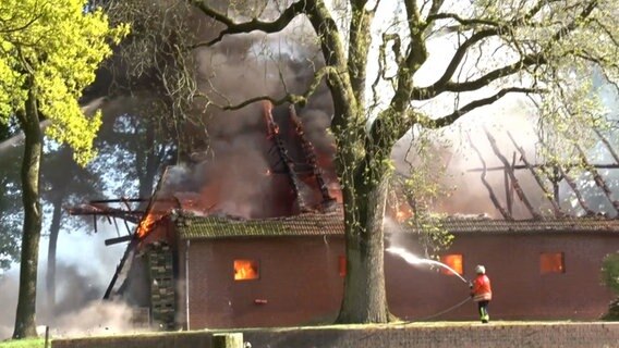 Einsatzkräfte der Feuerwehr löschen einen Brand auf einem Bauernhof. © Nord-West-Media TV 