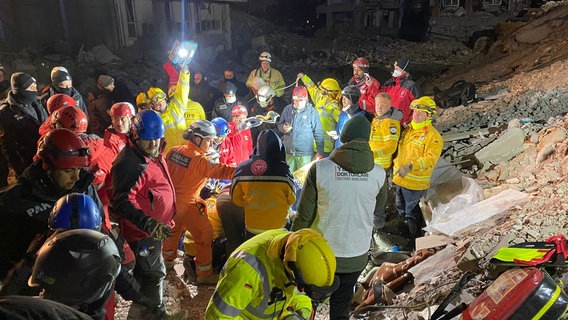 Nach dem Erdbeben in Kahramanmaraş in der Türkei: Rettungsteams retten 15-Jährige lebend aus Trümmern. © @fire Foto: @fire
