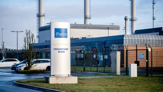 Rehden: Ein Schild mit dem Logo des Unternehmens steht vor der Einfahrt zum Erdgasspeicher Rehden der astora GmbH, einem Tochterunternehmen von Gazprom. © dpa Foto: Hauke-Christian Dittrich