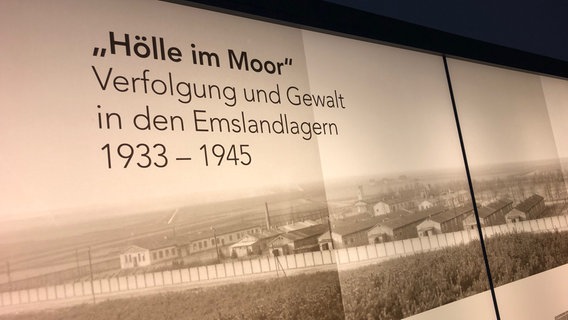 Das Bild zeigt die Ausstellung "Hölle im Moor" im Archiv der Gedenkstätte in Esterwegen. © NDR Foto: Hedwig Ahrens