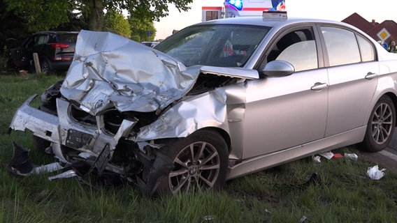 Ein Auto steht nach einem Unfall mit eingedrückter Front an einer Landstraße bei Esterwegen. © Nord-West-Media TV 