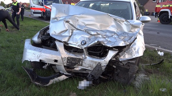 Ein Auto steht nach einem Unfall mit eingedrückter Front an einer Landstraße bei Esterwegen. © Nord-West-Media TV 