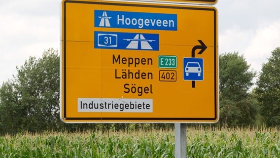 Ein Bundesstraßenschild zeigt an, dass man sich auf der E 233 befindet. Ein Bundesstraßenschild zeigt an, dass man sich auf der E 233 befindet. © dpa - Bildfunk Foto: Friso Gentsch