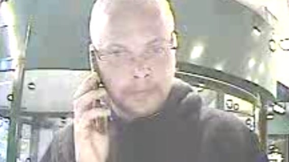 Ein Fahndungsfoto zeigt einen Mann am Telefon. © Polizeiinspektion Diepholz 