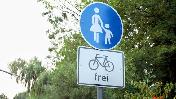 Ein Fußgängerschild mit dem Zusatz, dass Fahrräder frei verkehren dürfen © NDR Foto: Claus Halstrup