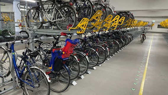 Fahrräder stehen in einem Fahrradparkhaus in Osnabrück. © NDR Foto: Andreas Gervelmeyer