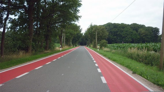 Schutzstreifen außerorts mit Rot-Einfärbung auf der Kreisstraße 40 zwischen den Gemeinden Halle und Getelo im Landkreis Grafschaft Bentheim. © Kreistagsbüro und Öffentlichkeitsarbeit des Landkreises Northeim Foto: Kreistagsbüro und Öffentlichkeitsarbeit des Landkreises Northeim