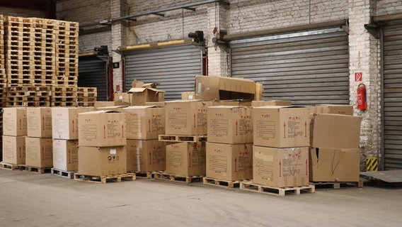Kisten mit gefälschten Designermöbeln stehen in einer Lagerhalle. © Hauptzollamt Osnabrück 