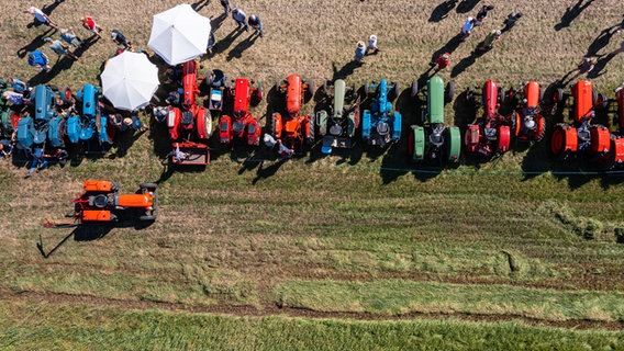 Eine Luftaufnahme zeigt historische Landmaschinen. © dpa Foto: Guido Kirchner