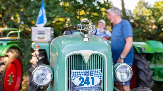 Ein historischer MAN-Trecker ist beim Historischen Feldtag zu sehen. © dpa Foto: Guido Kirchner