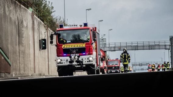 Einsatzkräfte der Feuerwehr bei einer Übung am Emstunnel. © picture alliance / Lars-Josef Klemmer Foto: Lars-Josef Klemmer