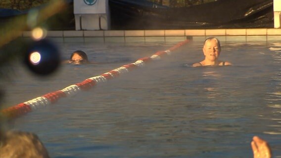 Menschen schwimmen in einem Freibad in Bohmte. © NDR 