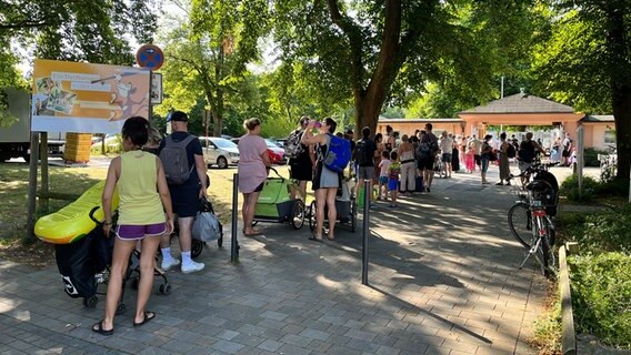 People are lining up in front of the Moscow swimming pool.  © NDR / Carsten Ehrbar Photo: Carsten Ehrbar