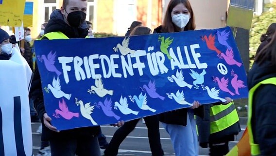 Schüler und Schülerinnen nehmen an einem Friedensmarsch teil. © Nord-West-Media TV 
