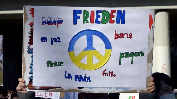 Ein Plakat mit dem Wort "Frieden" in mehren Sprachen. © Nord-West-Media TV 
