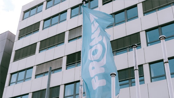 Vor dem Nürnberger Standort des Speiseeis-Herstellers Froneri weht eine Fahne mit dem Logo des Unternehmens. © FRONERI Schöller GmbH 