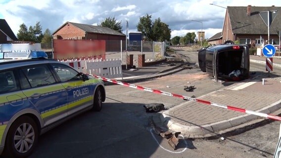 Ein Auto liegt Bereich einer Baustelle auf der Seite. © Nord-West-Media TV 