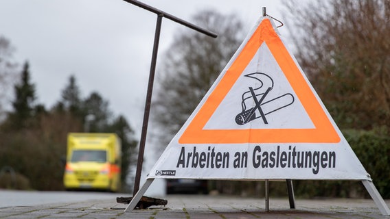 Ein Warnschild mit der Aufschrift "Arbeiten an Gasleitungen" steht an einer Straße. © dpa-Bildfunk Foto: Friso Gentsch